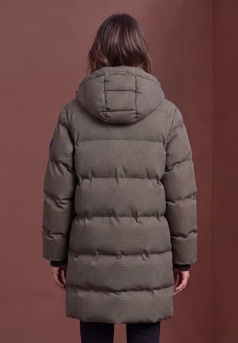 Eine Person von hinten in einer olivgrünen, langen Steppjacke mit Kapuze.