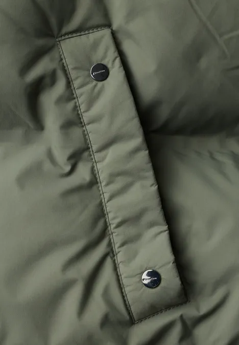 Lange Jacke mit Kapuze und Steppmuster Somber Green Nahaufnahme einer olivgrünen Steppjacke mit Druckknöpfen
