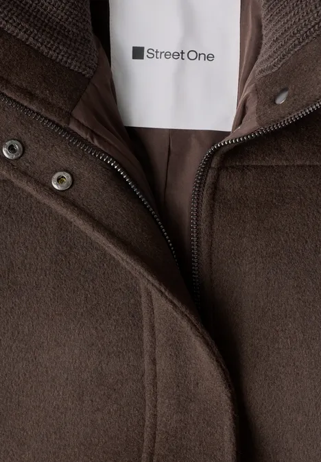 Braune Kapuzenjacke mit Reißverschluss und Markenlabel Street One am Kragen.