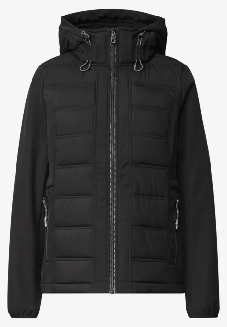 Softshelljas met capuchon en gewatteerde details Black Schwarze, gesteppte Winterjacke mit Kapuze und durchgehendem Reißverschluss.