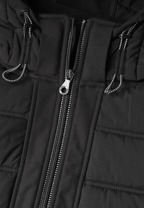 Softshelljas met capuchon en gewatteerde details Black Schwarz wattierte Jacke mit Reißverschluss und Zugschnüren, Nahaufnahme des Mittelteils.
