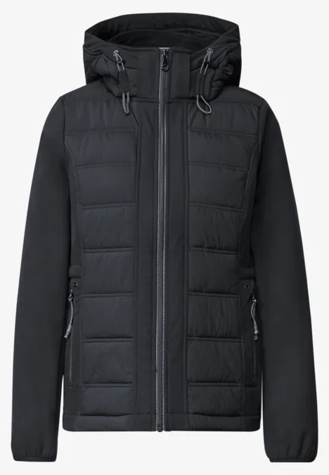 Schwarze Steppjacke mit Kapuze, Reißverschluss, langen Ärmeln und seitlichen Taschen.