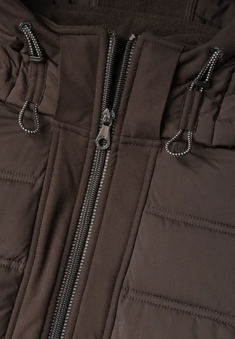 Nahaufnahme einer braunen Steppjacke mit Reißverschluss und Kordelzügen an der Kapuze.