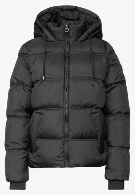 Schwarze gesteppte Daunenjacke mit Kapuze.