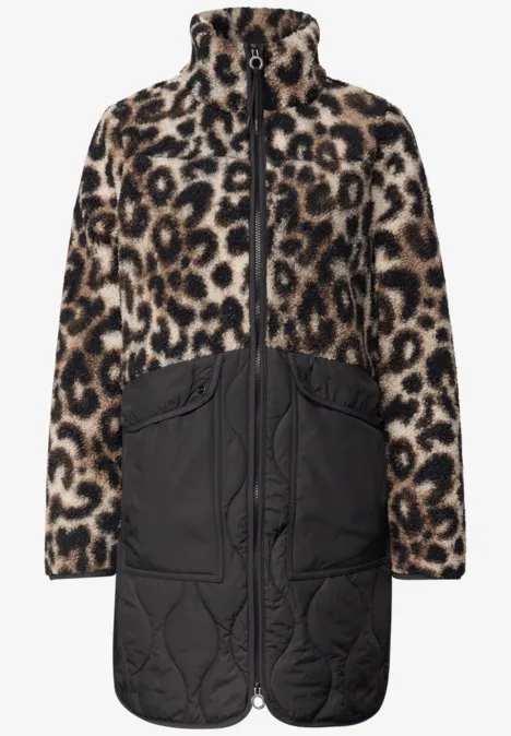 Oversize-Mantel mit Leopard-Print oben und gestepptem schwarzen Stoff unten, durchgehendem Reißverschluss.