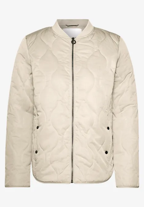 Beige gesteppte Bomberjacke mit Reißverschluss, Stehkragen und seitlichen Taschen.