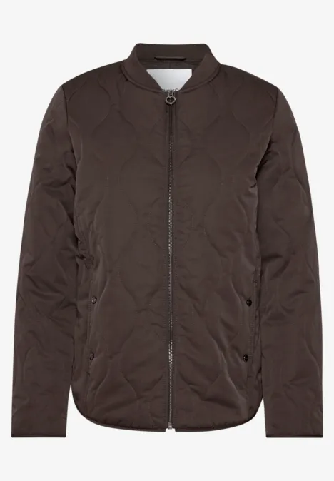 Dunkelbraune, gesteppte Bomberjacke mit durchgehendem Reißverschluss und seitlichen Taschen, minimalistisch.