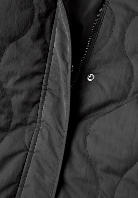 Schwarze Steppjacke mit Reißverschluss und Druckknopfleiste