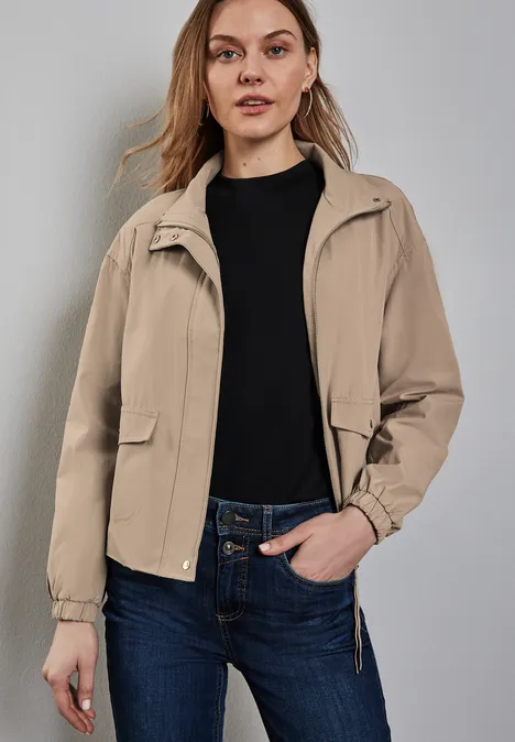 Kurze Jacke mit Stehkragen desert beige