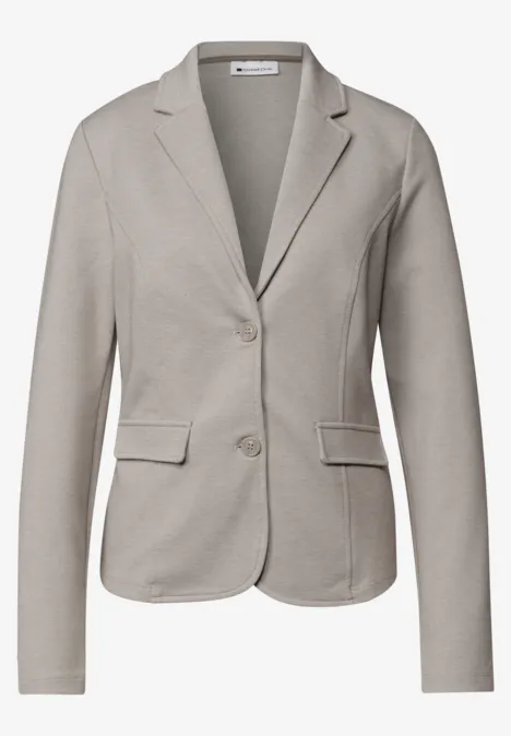 Basic Piqué Blazer clay sand Ein taillierter Damenblazer in Graubeige mit Reverskragen, zwei Knöpfen und aufgesetzten Taschen.