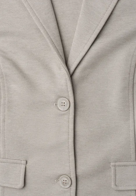 Basic Piqué Blazer clay sand Nahaufnahme eines beigen Blazers mit Knöpfen und Taschen.