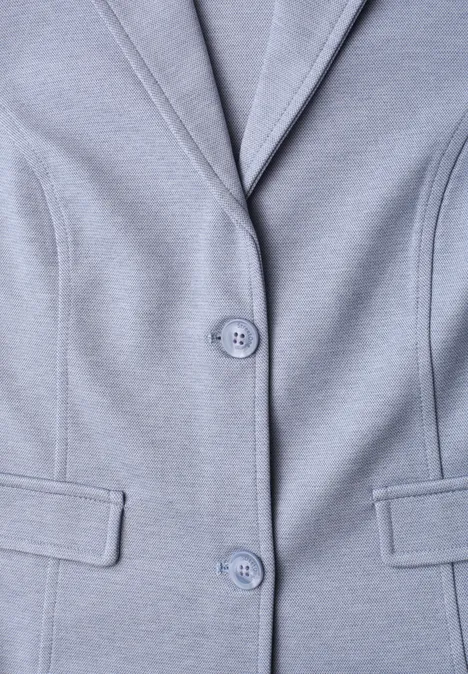 Basic Piqué Blazer whispery blue Hellgraues Damen-Blazer mit zwei Knöpfen und Pattentaschen.