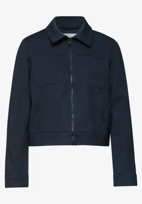 Donkerblauwe jas met eenvoudige kraag, volledige ritssluiting en opgestikte borstzakken