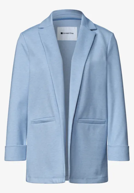 Hellblauer, leicht taillierter Blazer mit offenem Schnitt, langen Ärmeln und zwei Leistentaschen.