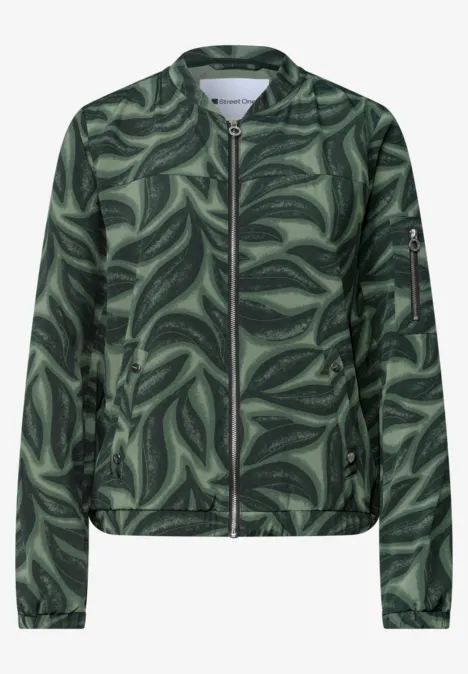 Grüne Bomberjacke mit dunkelgrünem Blattmuster, Reißverschluss vorne und Ärmeltasche am Arm.