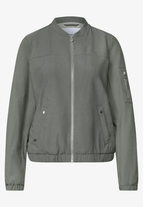 Grüne Bomberjacke mit Stehkragen, Reißverschluss, Taschen und elastischen Bündchen.