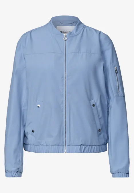 Hellblauer Bomberjacke aus leichtem Stoff mit Reißverschluss, Rippbündchen und Taschen.