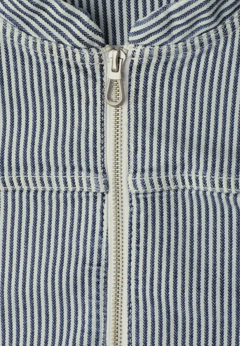 Close-up van een blauw-wit gestreepte jas met ritssluiting