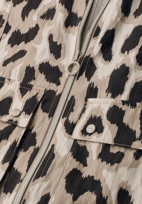 Beige jas met zwart luipaardprint, centrale rits en opgestikte zakken.
