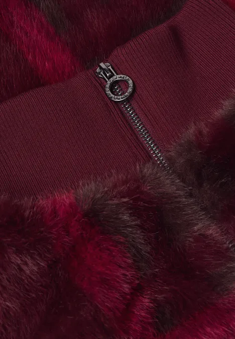 Fake Fur Blouson mit Strickdetails und Print plummy brown Nahaufnahme einer bordeauxroten Pelzjacke mit Reißverschluss
