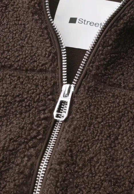 Teddy-Jacke mit Stehkragen und Zipper auburn brown Nahaufnahme eines braunen Teddy-Fleecejacke mit silbernem Reißverschluss und sichtbarem weißen Label 'Stree'.