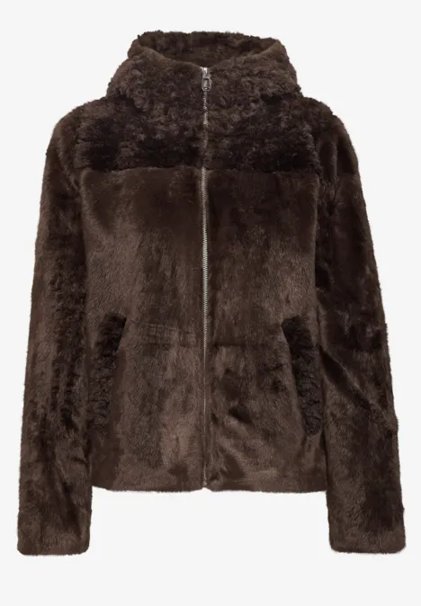 Dunkelbraune, flauschige Jacke mit Kapuze, Reißverschluss und seitlichen Taschen.