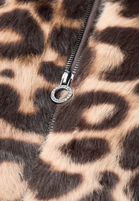 Nahaufnahme eines Reißverschlusszugs mit rundem Zipper auf Leopardenmuster-Kunstfell.
