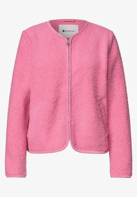 Veste polaire rose douce avec fermeture éclair et col rond.