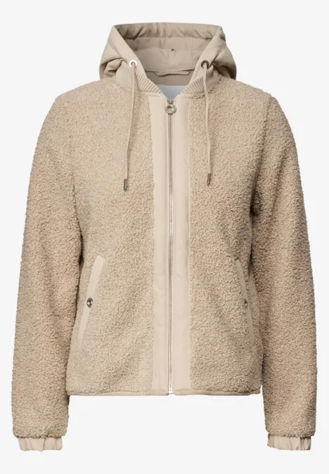Beige Teddy-Fleecejacke mit Kapuze, Reißverschluss und Seitentaschen.