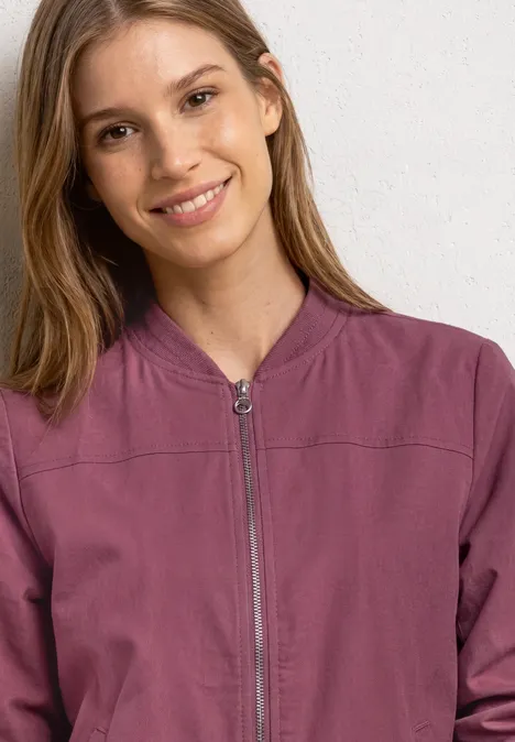 Blouson met lange mouwen en ritssluiting dark clouded blush Persoon met paarse ritssluiting-jas voor een lichte achtergrond.