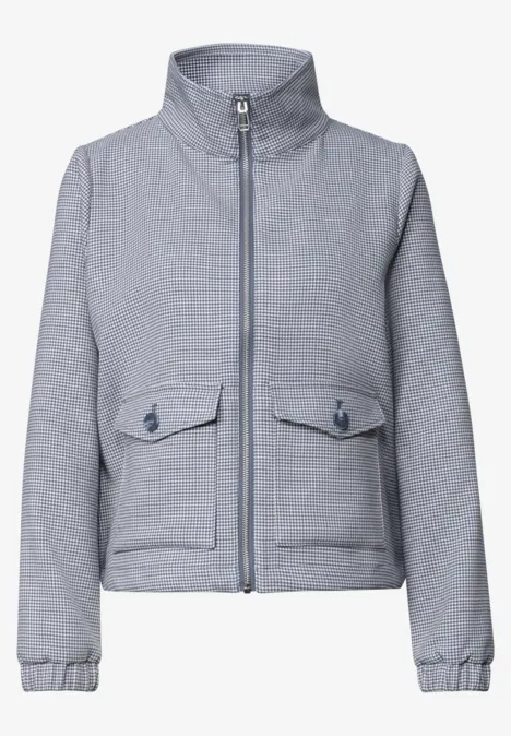 Kurz geschnittene, hellgraue Jacke mit Stehkragen, Front-Reißverschluss und aufgesetzten Taschen.