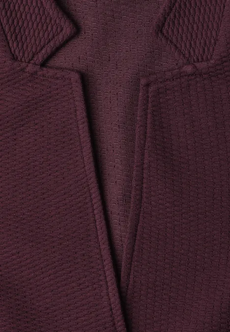 Blazer mit Reverskragen und Struktur rustic rouge Nahaufnahme eines burgunderfarbenen Strickpullovers mit V-Ausschnitt und texturiertem Muster.