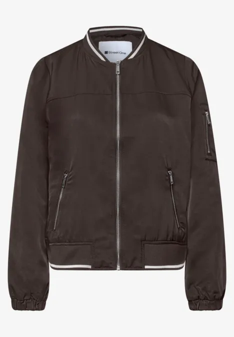 Schlichte schwarze Bomberjacke mit Reißverschlusstaschen und Rippbündchen.