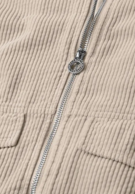 Cordjacke mit Hemdkragen und Zipper clay sand Beige Cordjacke mit silbernem Reißverschluss, rundem Anhänger und aufgesetzten Taschen.