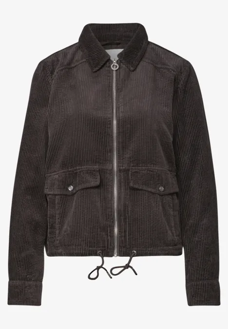 Dunkelbraune Cordjacke mit Reißverschluss, Hemdkragen und aufgesetzten Taschen.