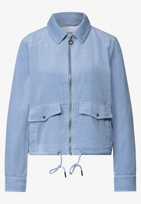 Leichte hellblaue Damenjacke mit Reißverschluss, zwei aufgesetzten Taschen und Kordelzugsaum.