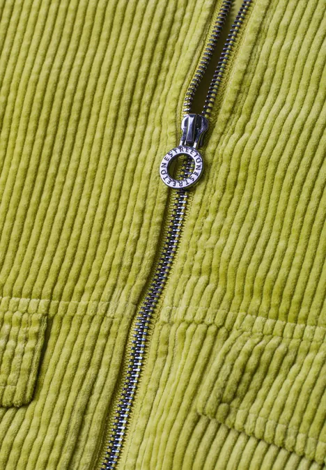 Veste en velours côtelé avec col chemise et fermeture à zip apple lime Olivgrüne Cordjacke mit silbernem Reißverschluss und seitlichen Taschen.