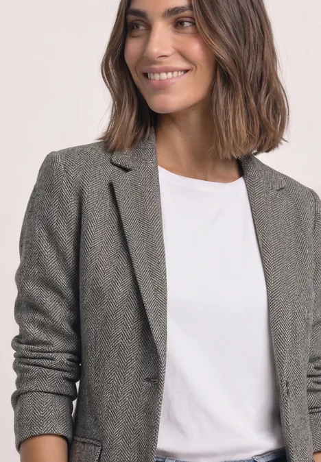 Eenvoudige blazer met reverskraag en patroon Black Eine lächelnde Frau trägt ein graues Sakko über einem weißen T-Shirt.