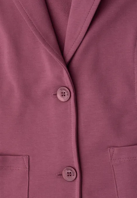 Nahaufnahme eines bordeauxfarbenen Blazers mit zwei Knöpfen und zwei Taschen.