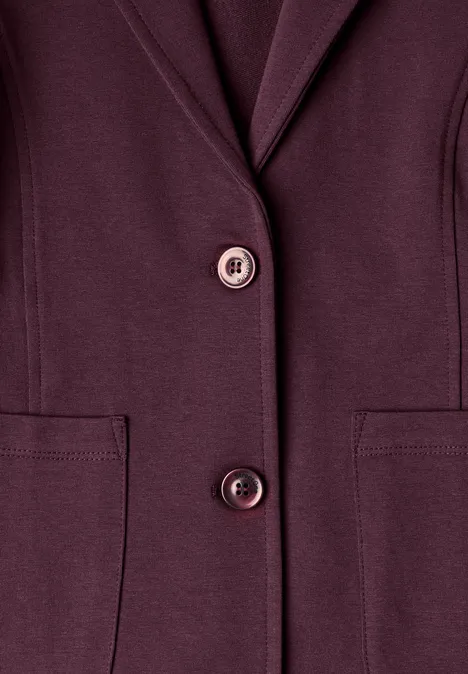 Blazer basique uni rustic rouge Dunkelvioletter Blazer mit zwei Knöpfen und aufgesetzten Taschen vor weißem Hintergrund.