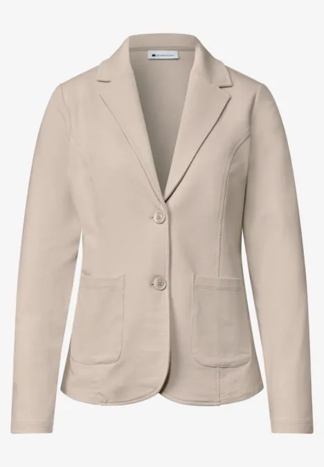 Basic Blazer in Unifarbe clay sand mel. Beiger Damenblazer mit Reverskragen, zwei Knöpfen und aufgesetzten Taschen.