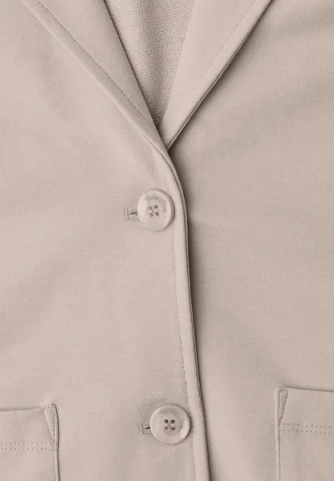 Basic Blazer in Unifarbe clay sand mel. Beige Jacke mit Reverskragen, zwei Knöpfen und zwei aufgesetzten Taschen.