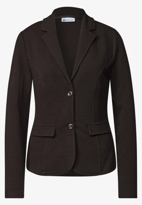 Schwarzer, taillierter Damenblazer mit klassischem Revers, zwei Knöpfen und aufgesetzten Taschen.