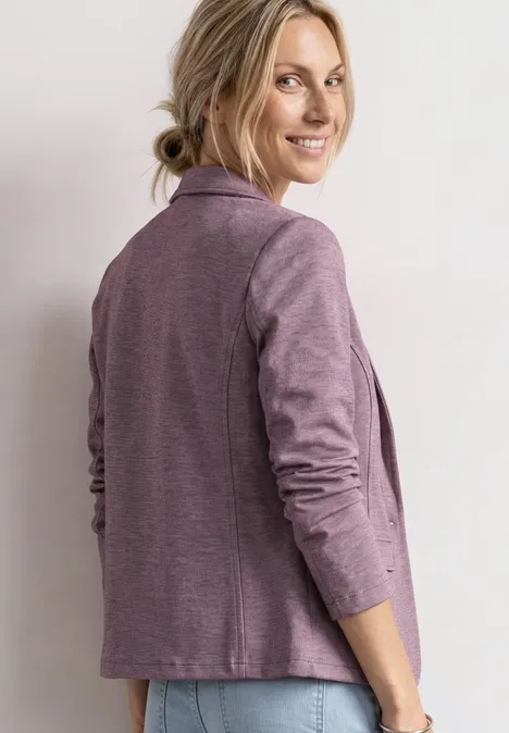Basic Blazer in Unifarbe dark clouded blush Person im lila Blazer, seitlich stehend, Blick nach links, Haar locker zusammengebunden.