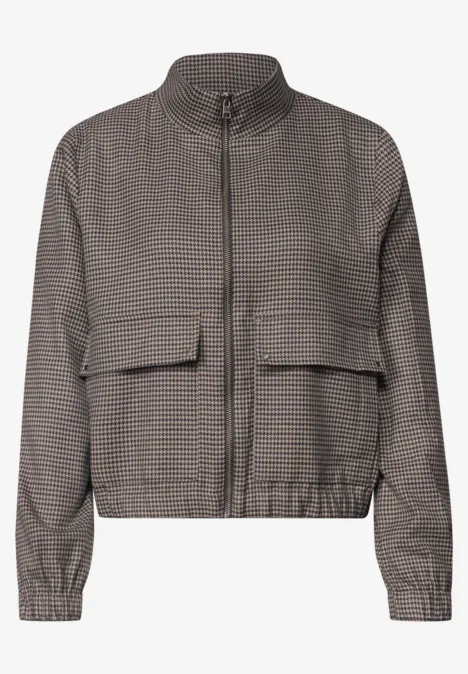 Graue Jacke mit feinem Karomuster, Stehkragen, Reißverschluss und aufgesetzten Taschen.