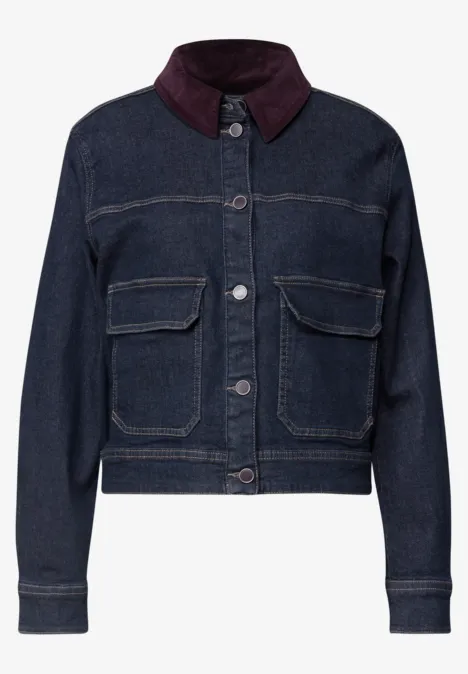 Veste en jean bleu foncé à col rouge, fermée par boutons, avec deux poches plaquées poitrine.