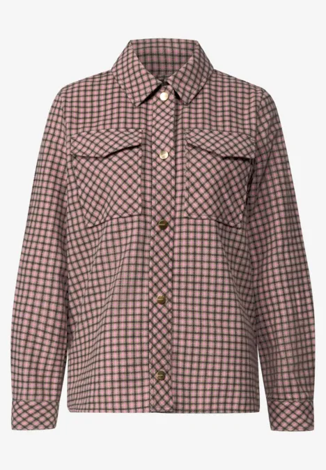 Kariertes Overshirt in Erdtönen mit aufgesetzten Brusttaschen und Knopfverschluss.