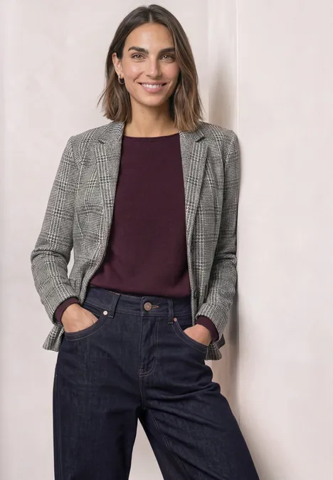 Blazer mit Karomuster und Knöpfen Black Eine Frau in grauem Blazer, bordeauxrotem Pullover und dunkler Hose.