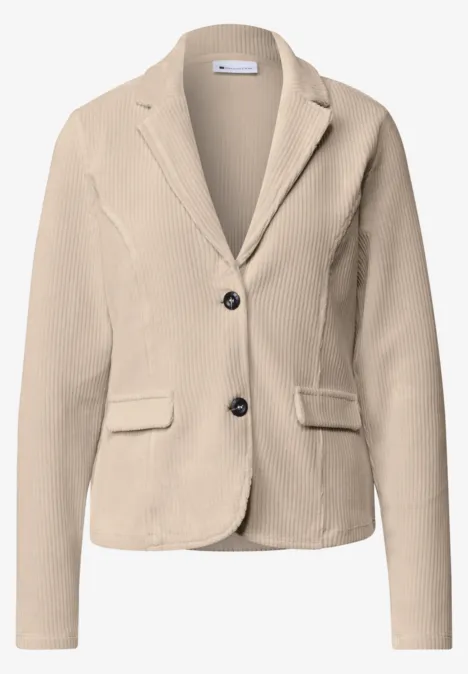 Veste blazer beige pour femme à deux boutons, col cranté et poches plaquées.