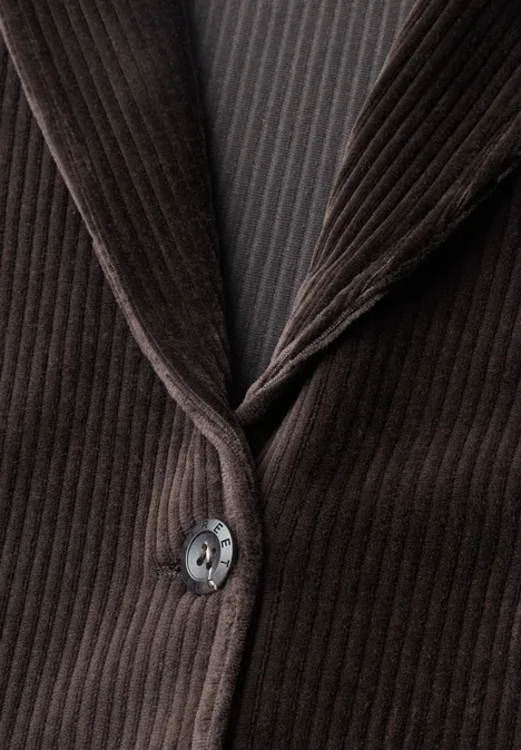 Veste en velours côtelé brun foncé avec fines côtes et boutonnière.